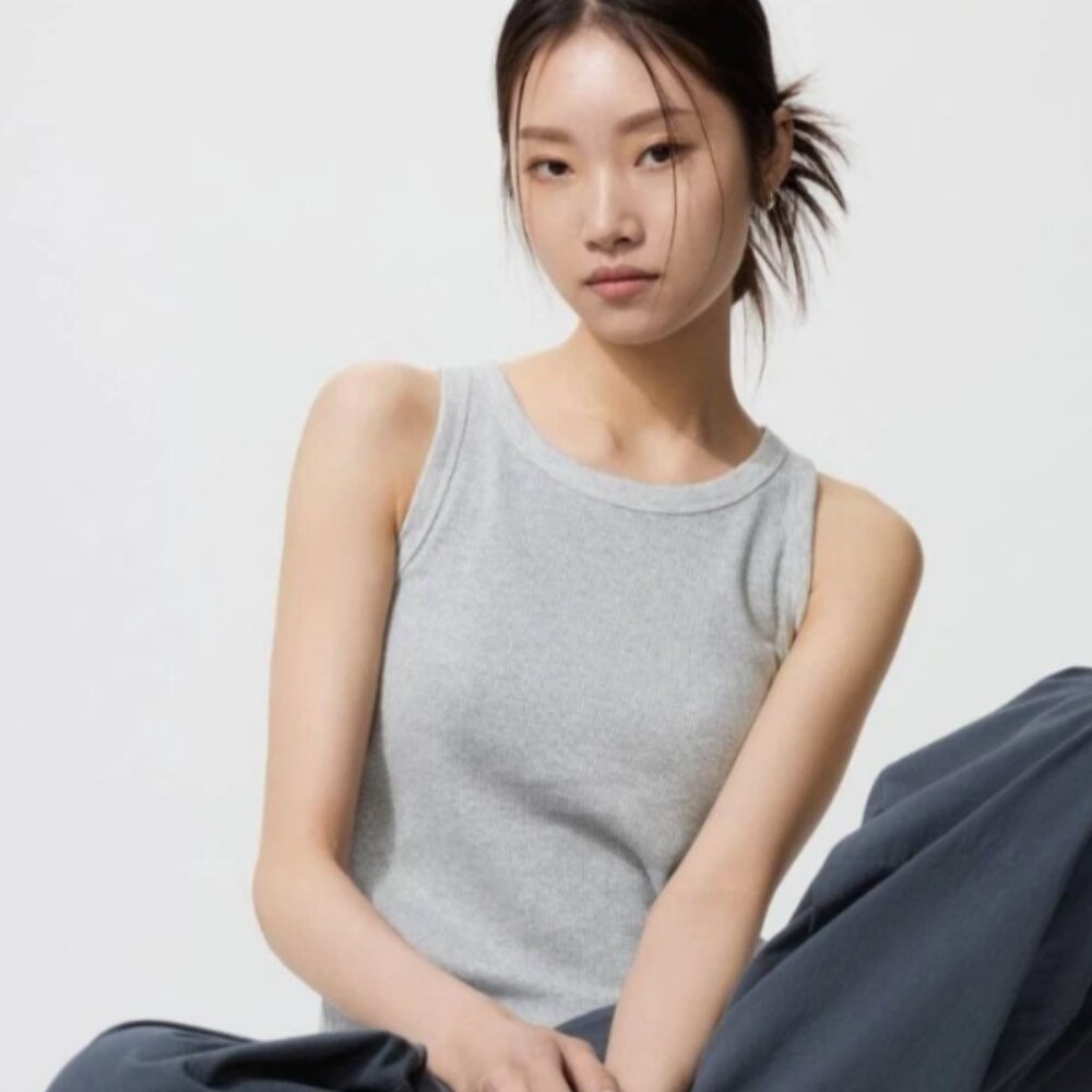 Uniqlo Light Grey Ribbed Cropped Sleeveless Built In Bra Top Top Size XSmall